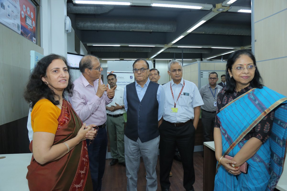 CDOT_India's tweet photo. Prof. Ajay Kumar Sood, Principal Scientific Adviser to GoI, @PrinSciAdvGoI &amp; Dr. @neerajmittalias, Chairman, DCC &amp; Secretary, @DoT_India visited various technology labs at @CDOT_India &amp; witnessed the demonstration of home-grown innovations @DoT_India @AshwiniVaishnaw @devusinh https://t.co/b76fTOhVmM
