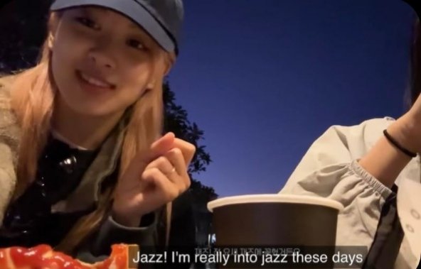 jenchaliso's tweet photo. not even hiding it anymore 😭😳
#JENNIE #Rose #YouandMe #Jazz_ver #BLACKPINK #BLACKPINKROSÉ https://t.co/WWrLh3ZVEE