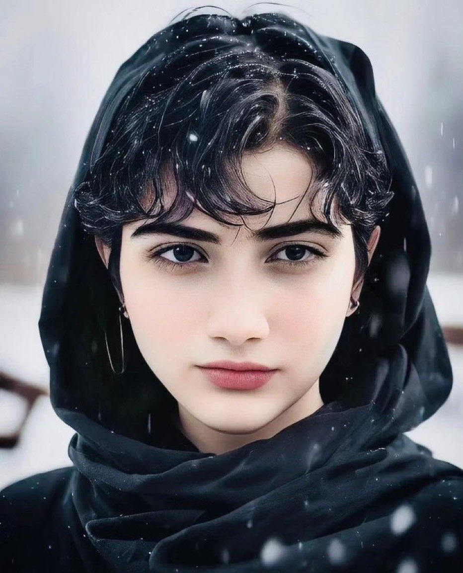 #Iran:
Update: het Iraanse sportpersbureau Borna heeft vandaag aangegeven dat de gezondheidssituatie van #ArmitaGaravand (16) kritiek is geworden.
Het schoolmeisje werd ruim een week geleden door de moraalpolitieagenten vanwege haar hijab tegen de grond geduwd en ligt sindsdien
