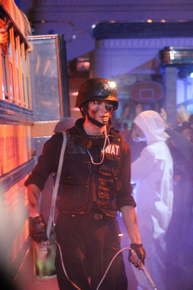 NROOOOOOOOB_ER's tweet image. かつてホラーナイトの定番だったSWATはゲストを守る立場のキャストだから
走る人には「走るな危ない！」
迷惑な人には「ゾンビを刺激させるな！」
混んでる時には「ここは危ないから立ち止まるな！」
とか言ってくれて世界観を守りつつも治安維持としての役割も強いのが良かったよな。