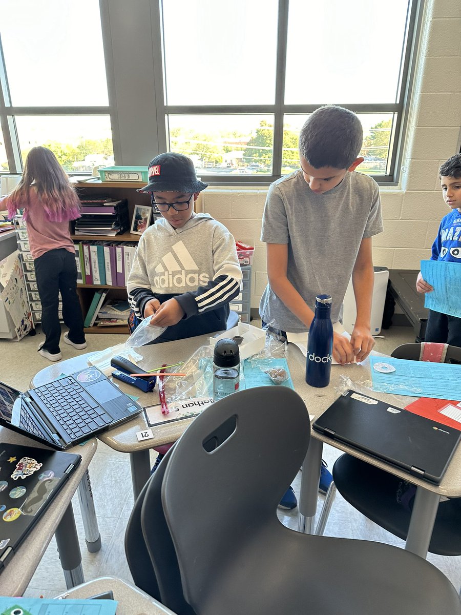 Working hard to create our interactive artifact museum! #teamthompson <a href="/E_ThompsonES/">Elaine Thompson Elementary</a> @MdotSmithTeachz <a href="/SSGSlcps/">LCPS Social Science & Global Studies</a>