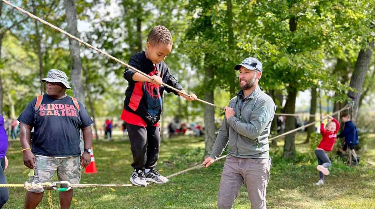 Teaching kids about tree care! 

The Children's Farm Festival at Peden Farm was so much fun! Jerad created a rope bridge using climbing gear that was a big hit.

more at:
bluestonetree.com/teaching-kids-…

#treecare #TreesPeoplePlanet #treepeople #bluestonetree