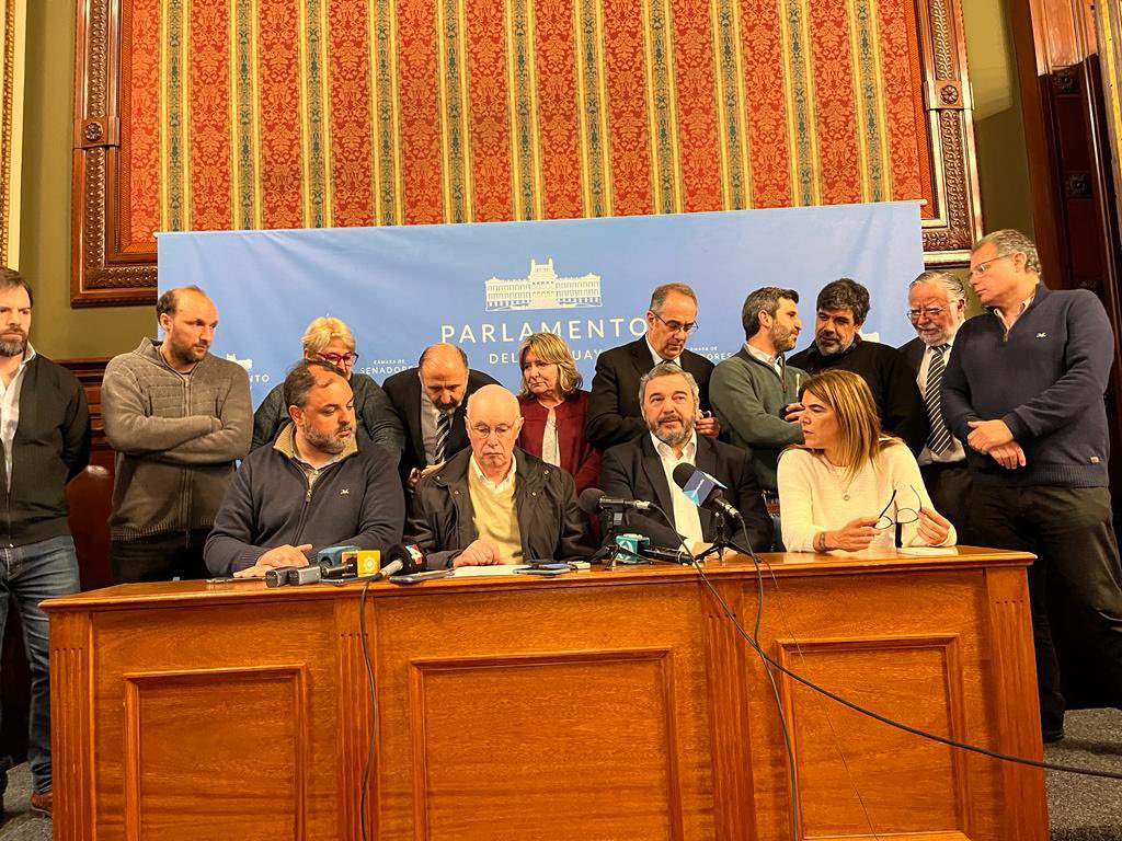 Desde la Bancada de Senadores del Frente Amplio exigimos la expulsión del Parlamento de Gustavo Penadés, su comportamiento indigno de abuso es incompatible con la función de senador de la República.

También pedimos la renuncia del ministro del Interior Luis Alberto Heber por