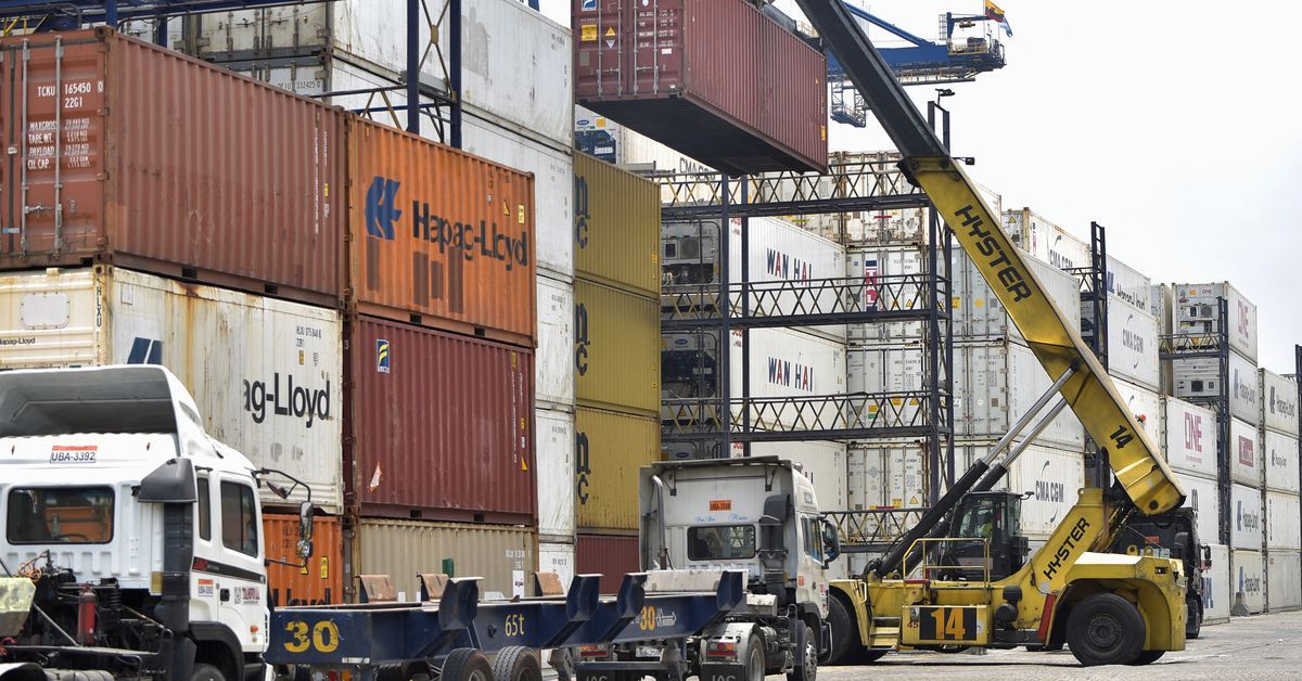 Reuters's tweet photo. Ecuador presidential hopefuls pledge action on ports, where bananas hide cocaine https://t.co/mnKp9kTESb https://t.co/5Pfu45y2Mk