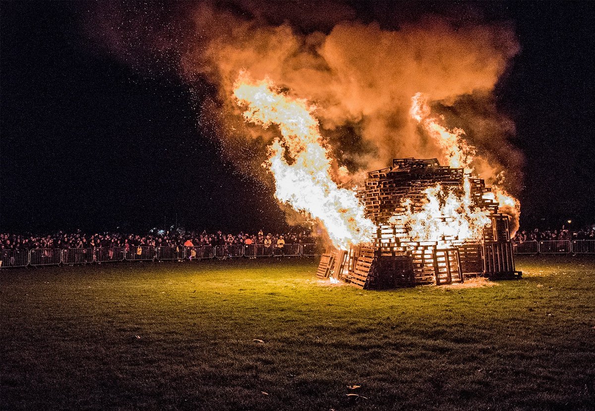 ❓ Are you holding an organised public bonfire or firework display in our two counties for Bonfire Night?

🎆 We're compiling a list of displays so please let us know about your event on 0800 032 1155 or at safeandwell@hwfire.org.uk.

For more 👉 ow.ly/9waf50PVCqz