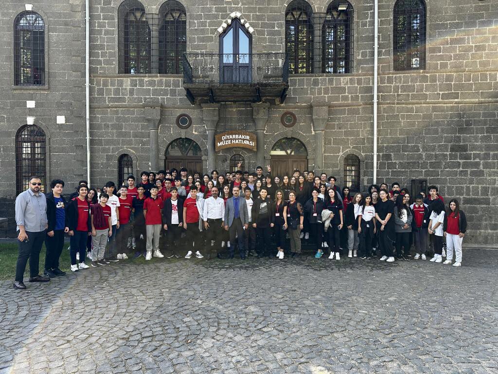 BHevsel's tweet photo. Tarih Zümresi tarafından düzenlenen Suriçi Müze Gezisi ile öğrencilerimiz Kadim şehrimiz Diyarbakır’ın tarihini öğreniyor. 

❤️💙
#Bahçeşehirkoleji #BKDiyarbakır https://t.co/maXLgvFfqo
