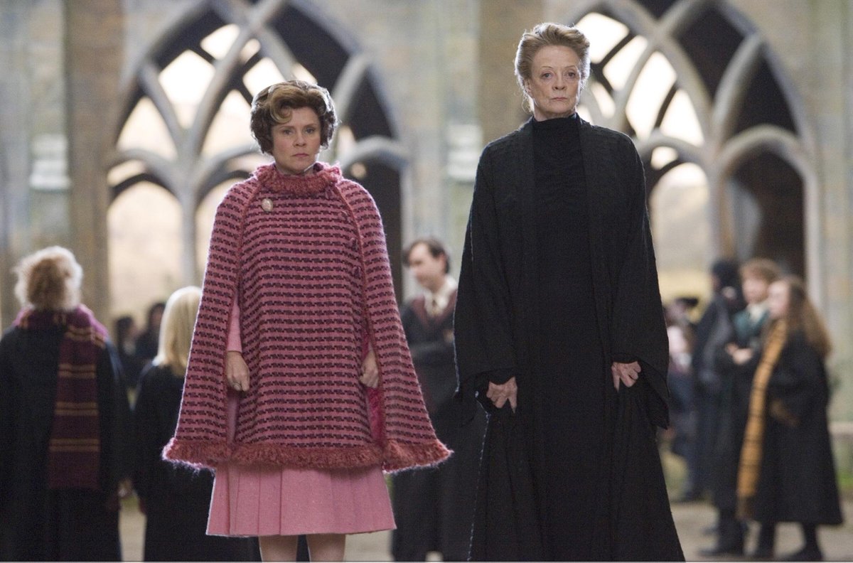 cacocardassi's tweet photo. E a cena que a Umbridge fica pigarreando com a garganta interrompendo a Minerva falar e a diva
McGonagall pergunta: 

- Quer uma pastilha, querida? 

HAUHAUH
eu amo! 

Tem que ter na série https://t.co/4KOmGLsto3