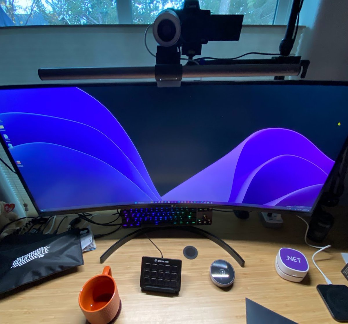 JamesMontemagno's tweet photo. Alright it has been a few weeks with my #BenQScreenBar Halo from @usbenq and I have to say I really can't live without it. Early morning coding and meetings feels much lighter on my eyes than ever and fits into my setup pretty excellent!
Learn More: https://t.co/u7UskdpPmJ
Amazon: https://t.co/g02VeDhXah
#benqlighting #developer #desksetup #dontsettle