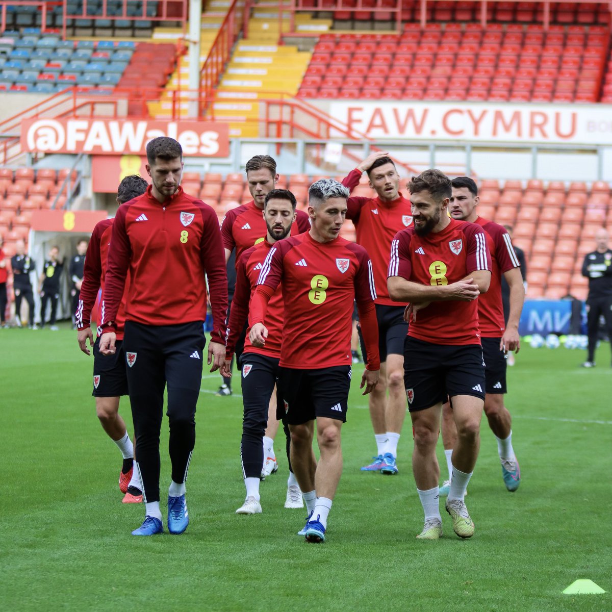 Wrexham_AFC's tweet photo. Cymru am byth 🏴󠁧󠁢󠁷󠁬󠁳󠁿

🔴⚪️ #WxmAFC | #TogetherStronger https://t.co/yJjK30VcGO