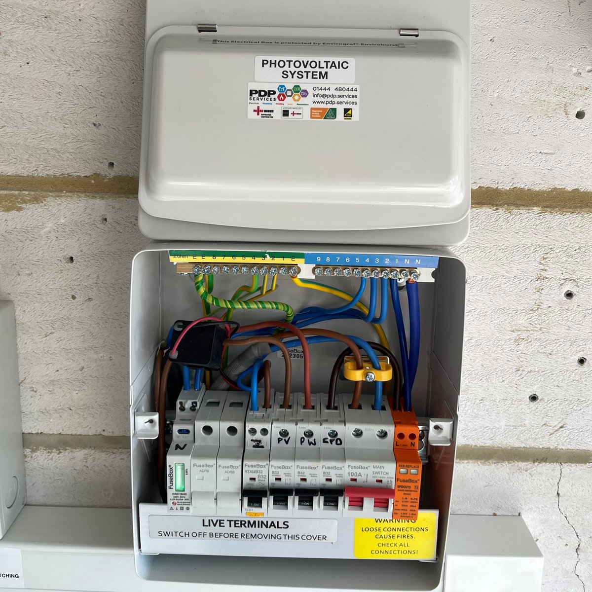 Today we completed an installation in #Pulborough that included #Jinko Tiger Neo solar panels, #Tesla Powerwall 2 battery storage &amp; a #Zappi electric vehicle charger. This fully optimised #SolarEdge system is already generating electricity!
pdp.services/solar/solar-en….