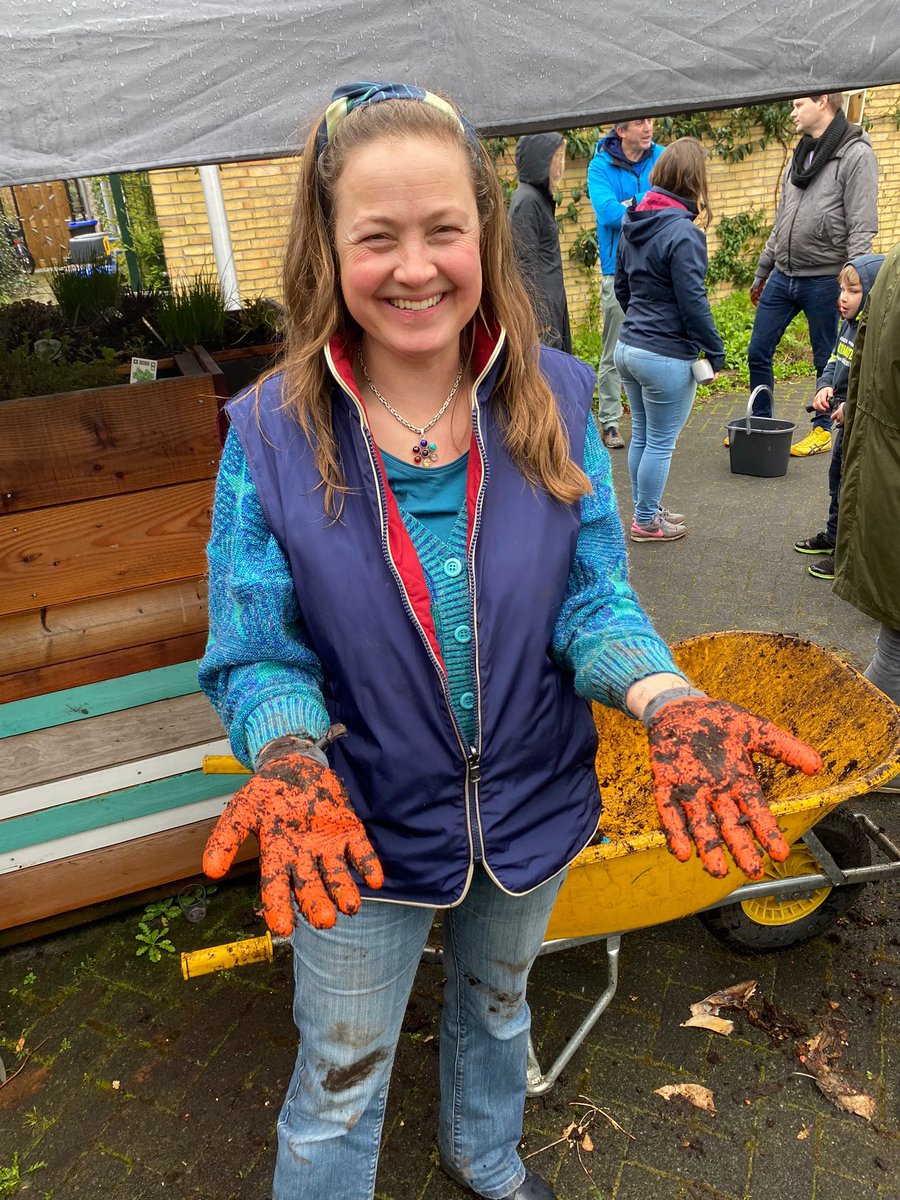 Op do 12 oktober deelt Moestuinjuf Charlotte Verhoeve de geheimen van goed composteren. Want zelf composteren is makkelijker dan je denkt en duurzamer dan je groenafval in de kliko afvoeren. Aanmelden niet nodig. Tijd 19.30 - 21.30 uur, Bibliotheek Idea Zeist #duurzameweekzeist