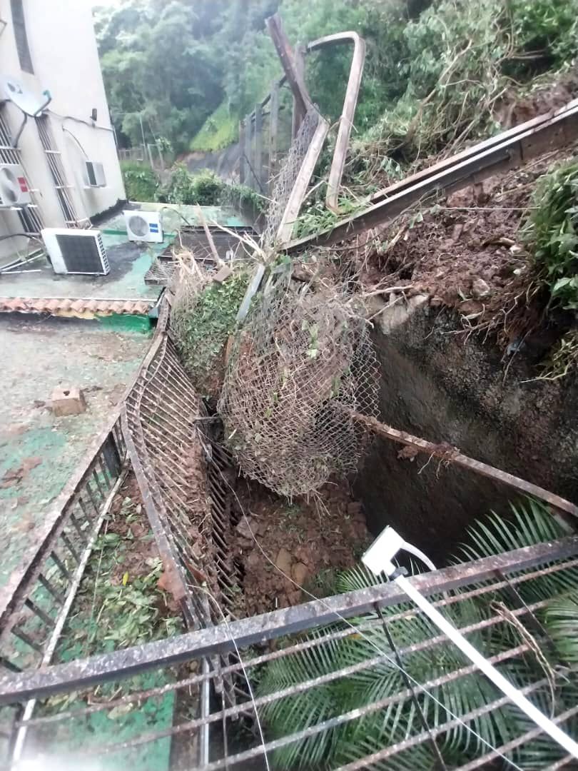 JsharY's tweet photo. @darwingonzalezp   @luisaguilarj PELIGRO!!!
Deslizamiento de tierra en plena avenida Río de Janeiro, Baruta

Detrás de Las Residencias Araya y debajo de Colinas de Caurimare!!!
PELIGROSO Deslave causando Daños al apto. #13 Primer Piso.
Hecho ocurrido a las 2am / 7 oct AYUDA https://t.co/MahCiQGz4i