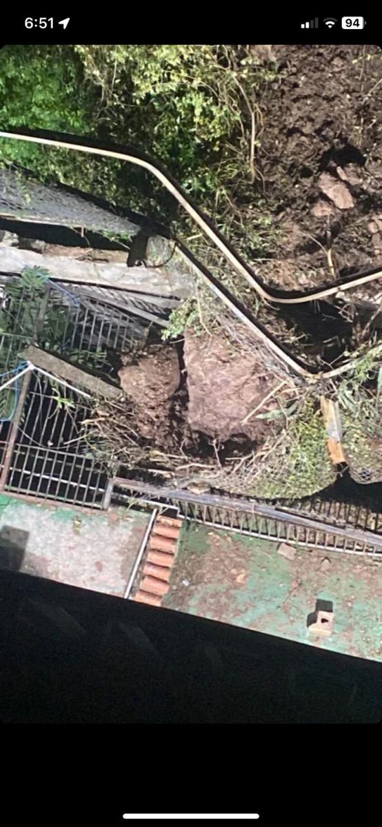 JsharY's tweet photo. @darwingonzalezp   @luisaguilarj PELIGRO!!!
Deslizamiento de tierra en plena avenida Río de Janeiro, Baruta

Detrás de Las Residencias Araya y debajo de Colinas de Caurimare!!!
PELIGROSO Deslave causando Daños al apto. #13 Primer Piso.
Hecho ocurrido a las 2am / 7 oct AYUDA https://t.co/MahCiQGz4i