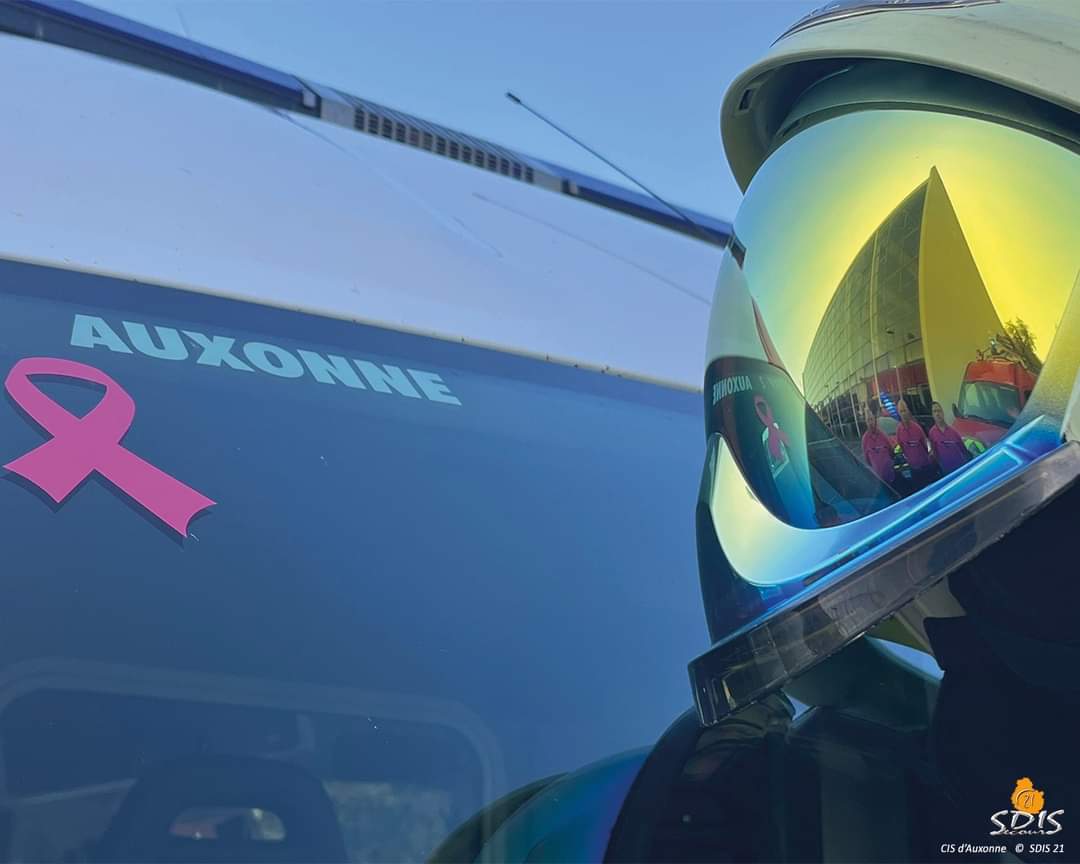 sdis21's tweet photo. 🎗 #OctobreRose 🎗 L'action de sensibilisation de SDIS 21 ne se limite pas au port d'un polo rose. Pour un maximum de visibilité, tous les VSAV du département affichent fièrement le #RubanRose sur le pare-brise avant et la vitre arrière. https://t.co/bWbvYZyyya