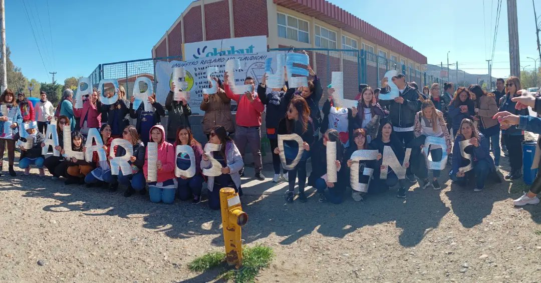 AtechRegSur's tweet photo. #AtechSur| Información 

En el marco de Jornada de lucha y asamblea unificada salimos a la calle:
¡POR ESCUELAS Y SALARIOS DIGNOS! https://t.co/8vVIacdNab