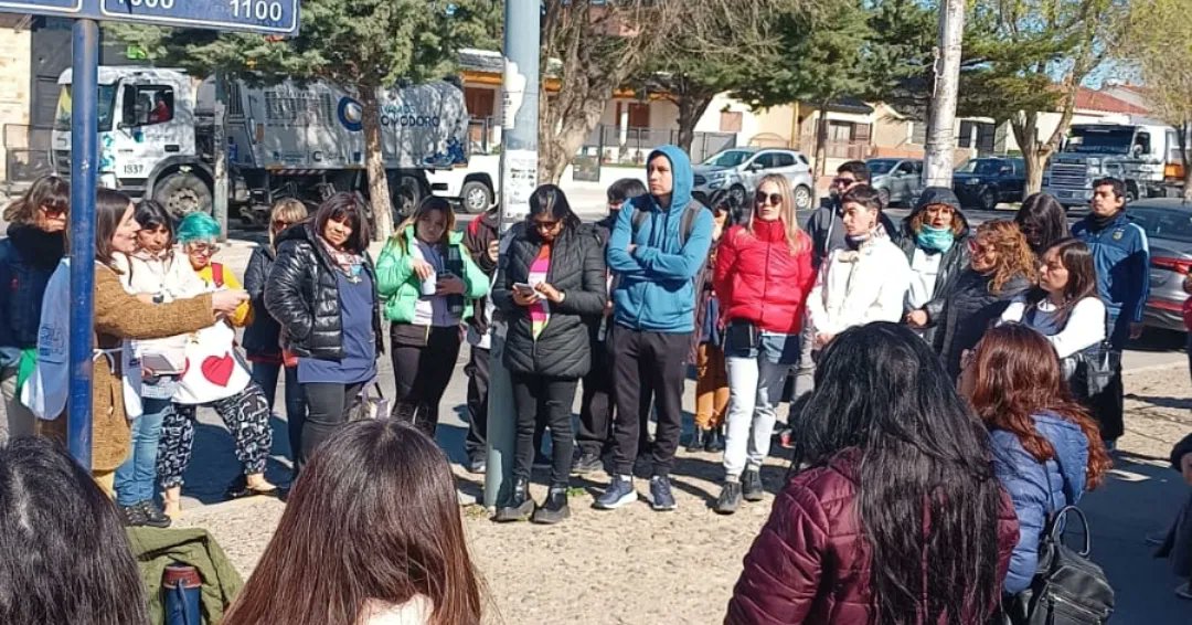 AtechRegSur's tweet photo. #AtechSur| Información 

En el marco de Jornada de lucha y asamblea unificada salimos a la calle:
¡POR ESCUELAS Y SALARIOS DIGNOS! https://t.co/8vVIacdNab