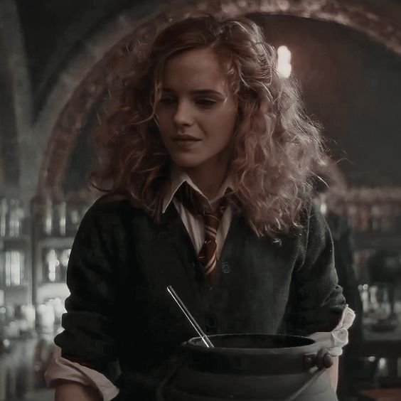 thiegonovais's tweet photo. Amo tanto a cena da Hermione preparando a poção em Harry Potter e o Enigma do Príncipe e não conseguindo. https://t.co/kXfiM8RJGQ