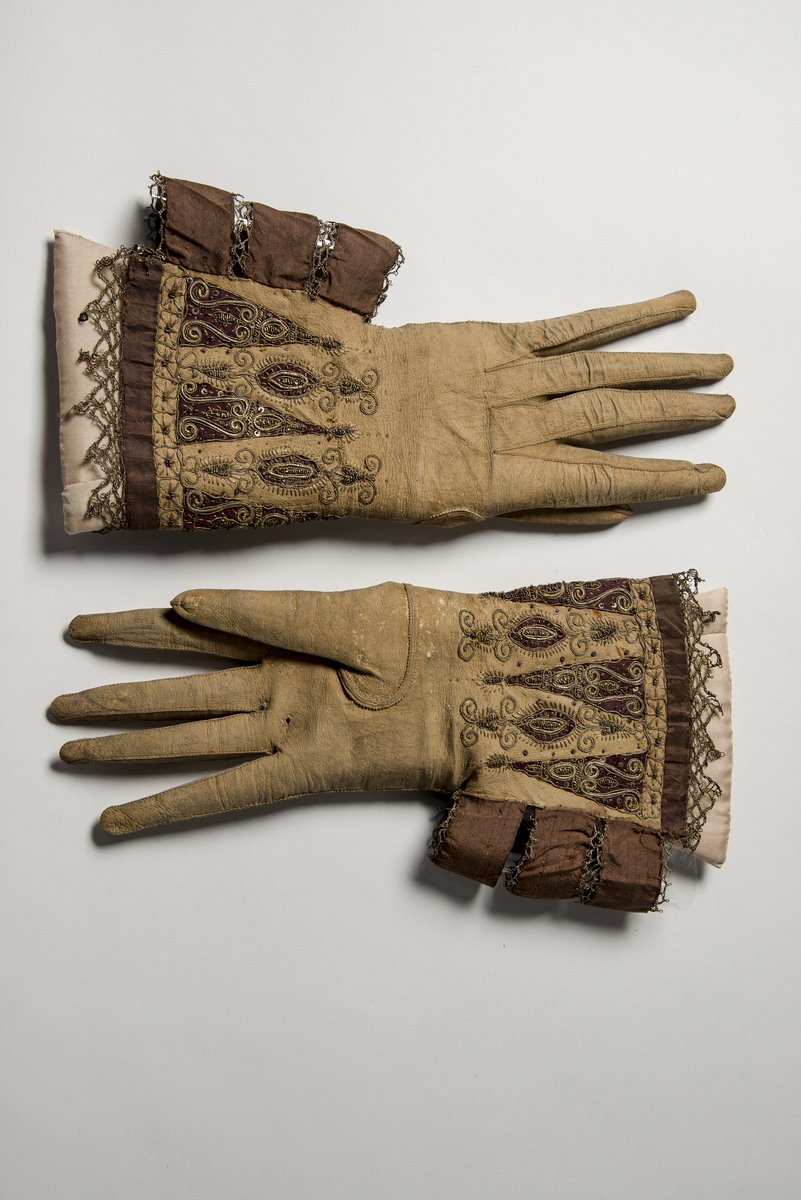 Treasures of Gold and Silver Wire! Historic gloves from the Collection of the Worshipful Company of Glovers of London – which is cared for by the Fashion Museum - are currently on show in a special exhibition @GuildhallArt London. Coronation glove, 1953 and gauntlet gloves, 1610s