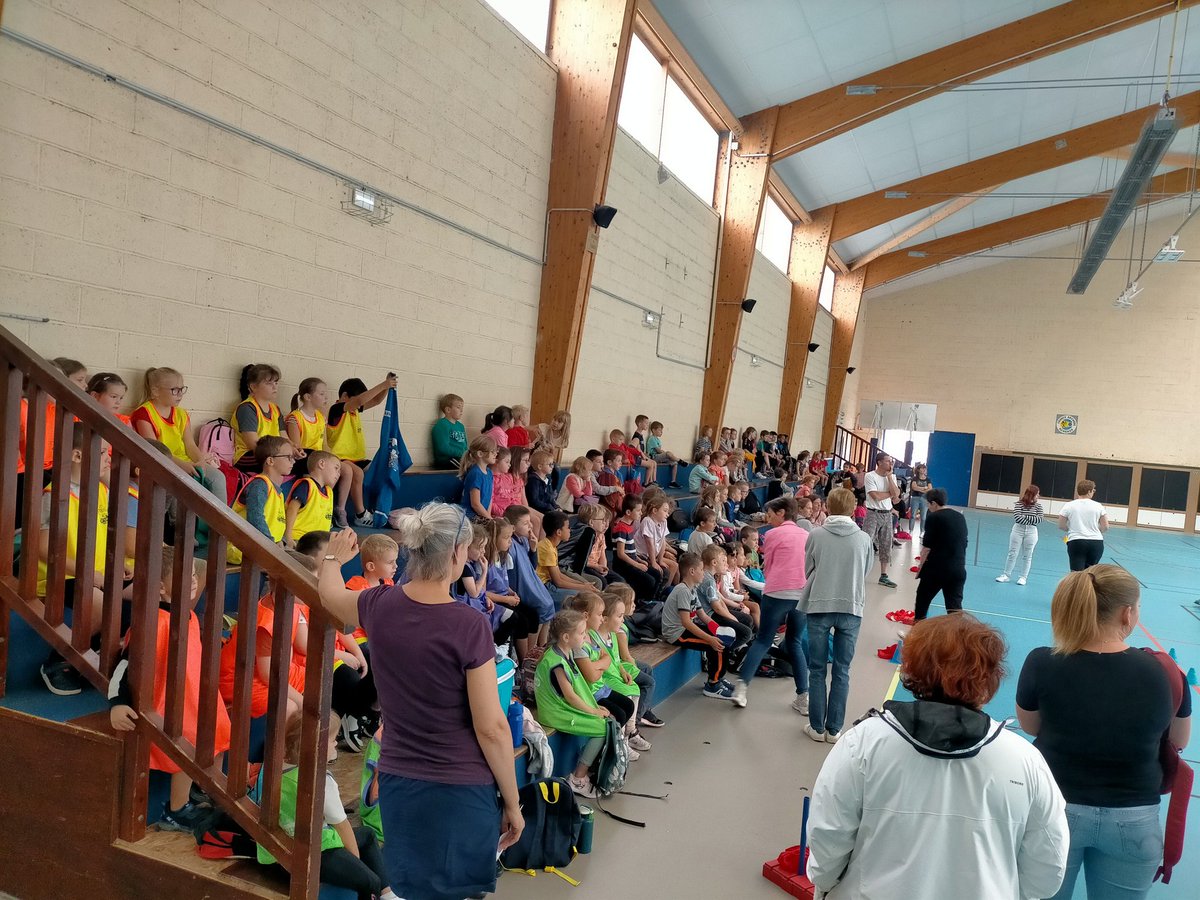Sportscolaire50's tweet photo. 1ère rencontre @Usep50 GS CP CE1 du centre Manche : 125 usepiens ont réalisé des jeux de déplacement et d'adresse.
Une année qui commence avec la joie de partager des bons moments sportifs 🎉
Vivement la prochaine fois 😉 https://t.co/Ox5TrqI9IA