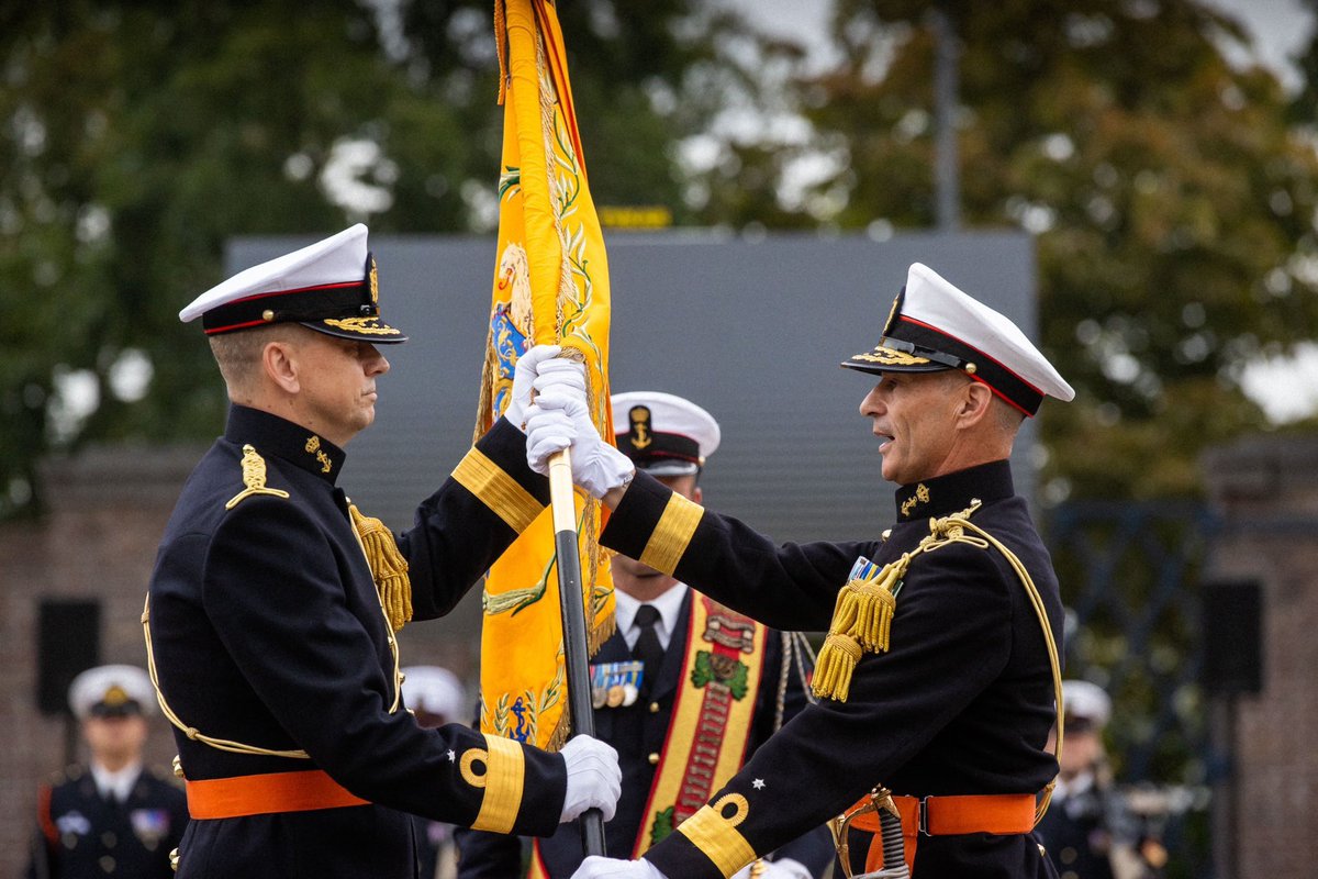 Brigadegeneraal der Mariniers Ivo Moerman heeft de leiding over het @korpsmariniers in handen. Tijdens een ceremonie in Rotterdam nam hij vandaag het commando over van zijn ranggenoot Jan Hut. Moerman is de 60e commandant in de historie van het Korps 👉 defensie.nl/actueel/nieuws…