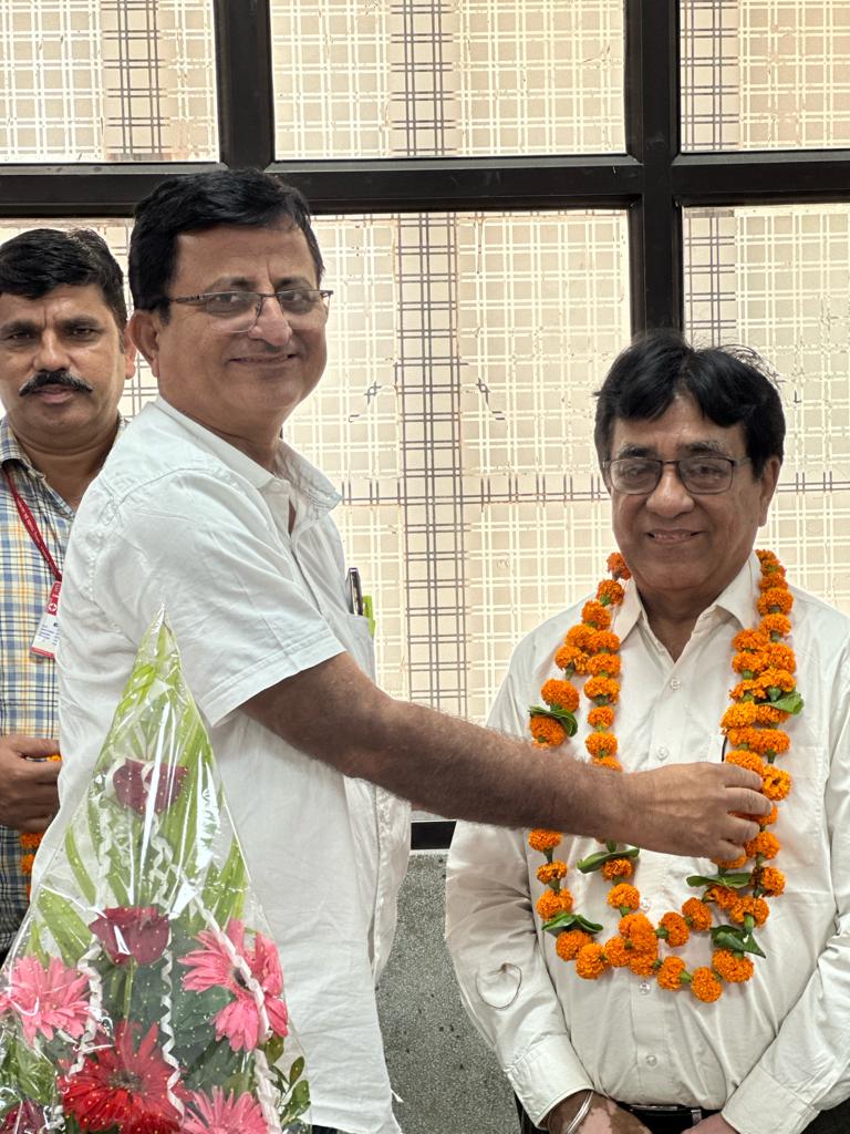 AchlaRa28261723's tweet photo. डाॅ. महेन्द्र जी आसेरी के मारवाङ आयुर्विज्ञान विश्वविद्यालय जोधपुर के प्रथम Vice Chancellor बनने पर राजस्थान रेडियोग्राफर्स एसोसिएशन की तरफ से गुलदस्ता भेंट कर शुभकामनाऐ प्रेषित की ।प्रतिनिधिमंडल मे श्री मोटाराम जी संभागीय अध्यक्ष, श्री घनश्याम बंशीवाल अधीक्षक रेडियोग्राफर https://t.co/COn1osOZvj