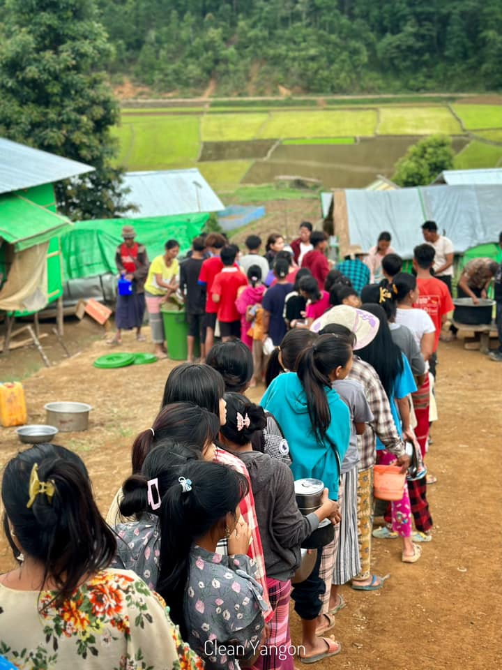 ElinaCHO8's tweet photo. #CleanYangon IDP support team has been providing a daily meal to IDP children in #Karenni state today. #HelpMyanmarIDPs #LegalizationOfNUG #WhatsHappeningInMyanmar #2023Oct11Coup https://t.co/SFo71OgrCC