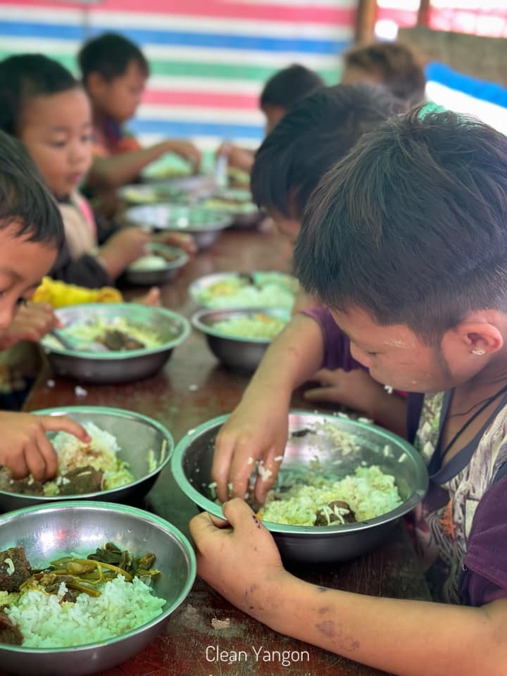 ElinaCHO8's tweet photo. #CleanYangon IDP support team has been providing a daily meal to IDP children in #Karenni state today. #HelpMyanmarIDPs #LegalizationOfNUG #WhatsHappeningInMyanmar #2023Oct11Coup https://t.co/SFo71OgrCC