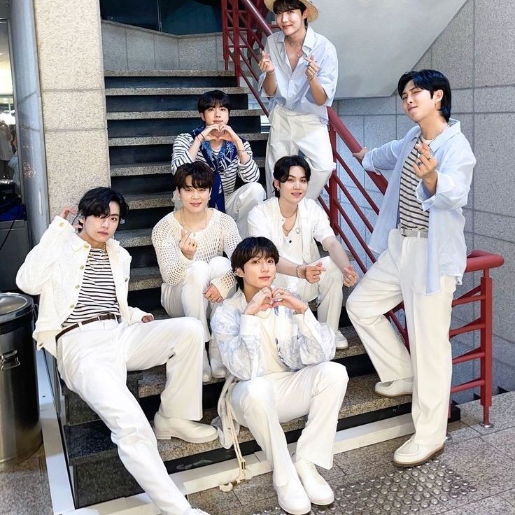 wingsseni's tweet photo. build an outfit - bts chapter 2 version 💜 https://t.co/eVqcEeScA5