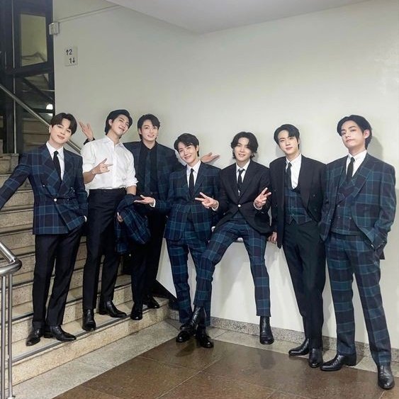 wingsseni's tweet photo. build an outfit - bts chapter 2 version 💜 https://t.co/eVqcEeScA5