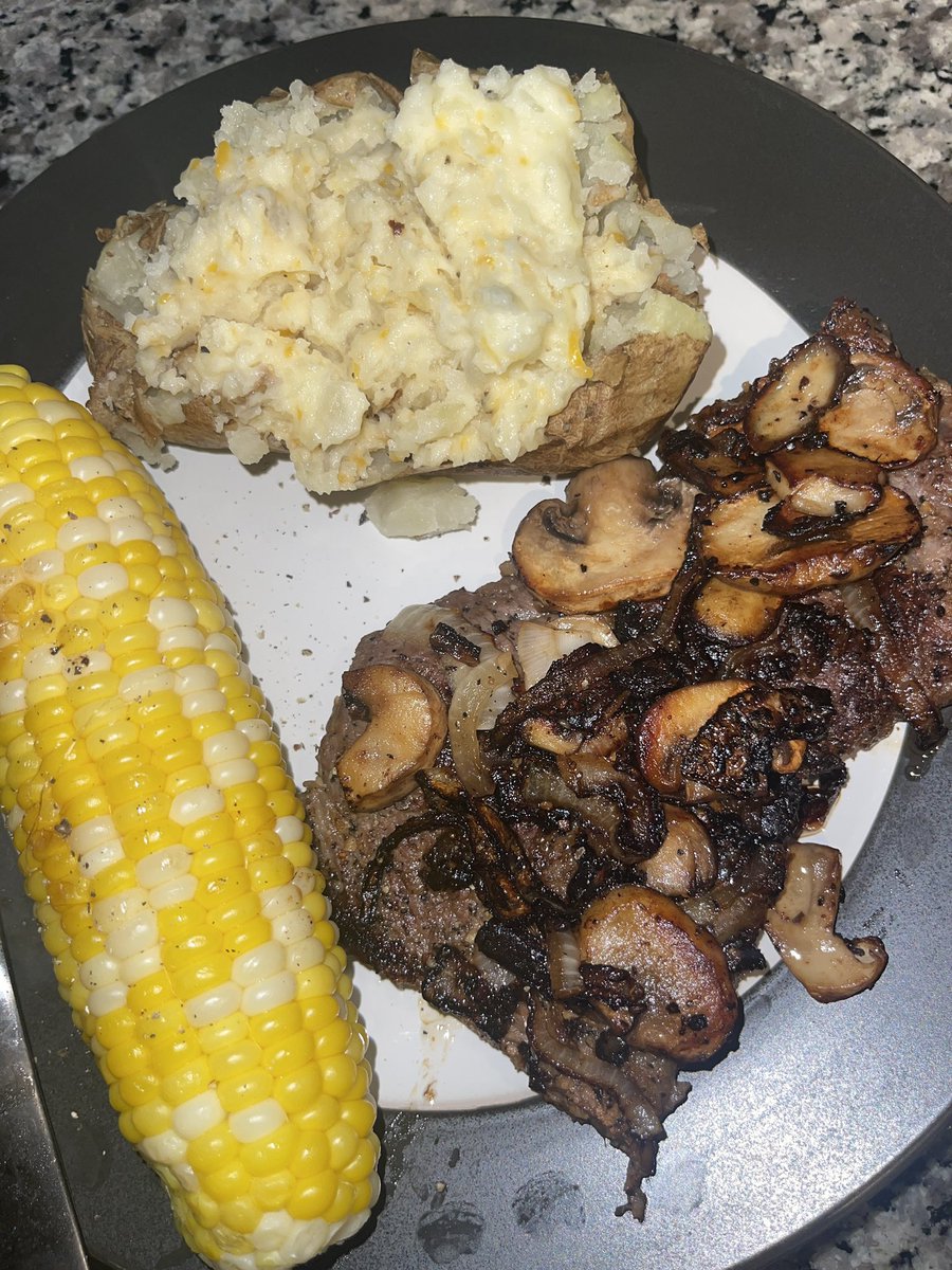 brionib__'s tweet photo. I’m Brianna from Detroit. This is my art 👩🏽‍🍳 https://t.co/Z09q5hQTo0