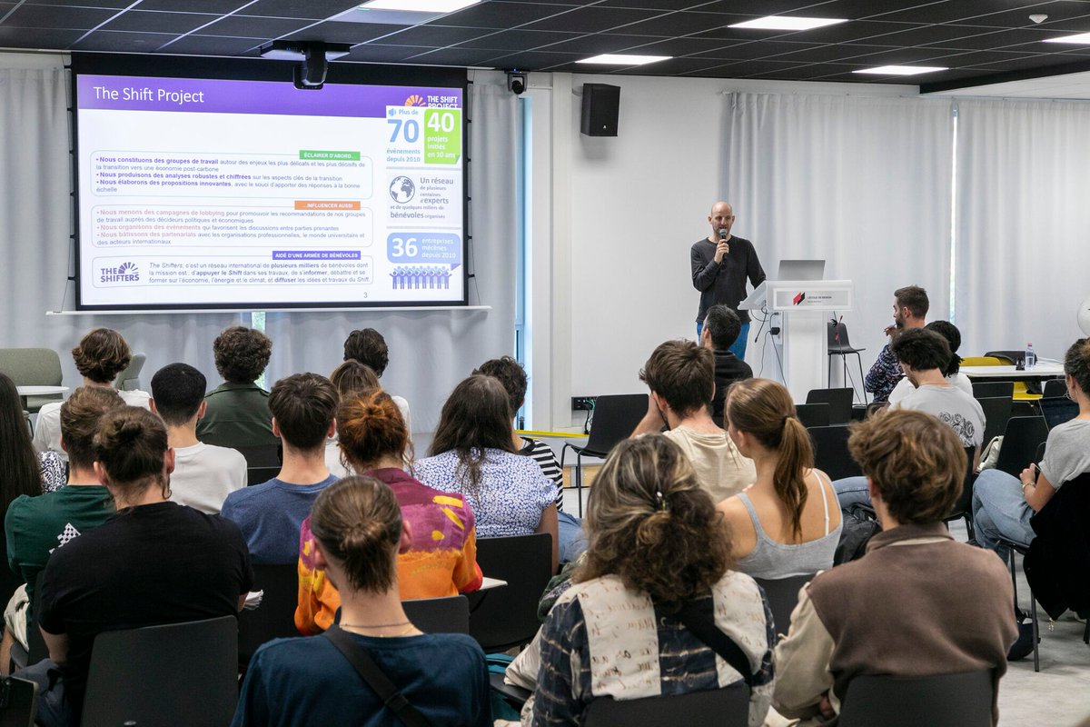 lecolededesign's tweet photo. #DesignDurable - Cette semaine, Xavier Verne, contributeur @theShiftPR0JECT, le #thinktank qui œuvre en faveur d'une #économie libérée de la contrainte #carbone, animait à l'école une conférence à destination des équipes et des étudiants sur le monde #numérique de demain. https://t.co/fAMKbj5bPN