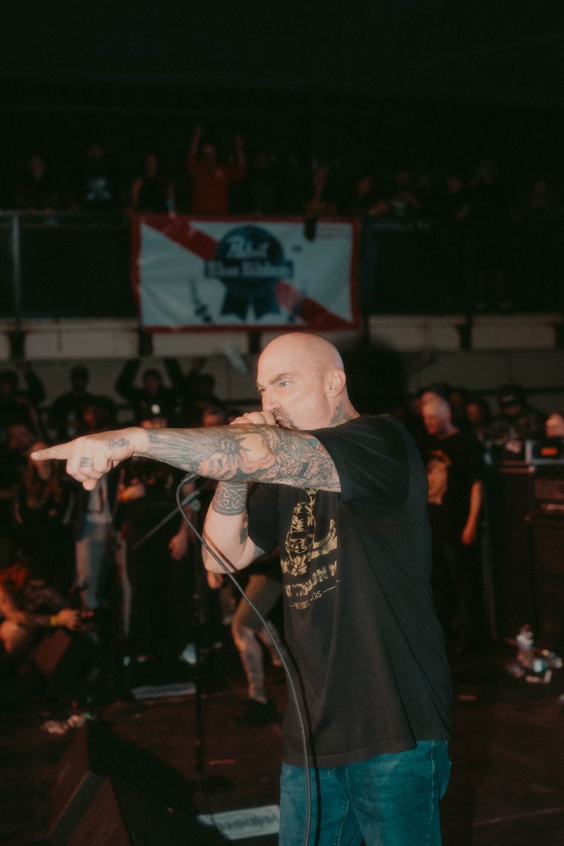 Revolvermag's tweet image. 💀 COLD AS LIFE's bonkers reunion went down over the weekend in Detroit. TERROR, MADBALL, MINDFORCE, NEVER ENDING GAME and more were there to make it a hardcore festival. 

📷 See badass photos from the wild show revolvermag.com/music/cold-lif…