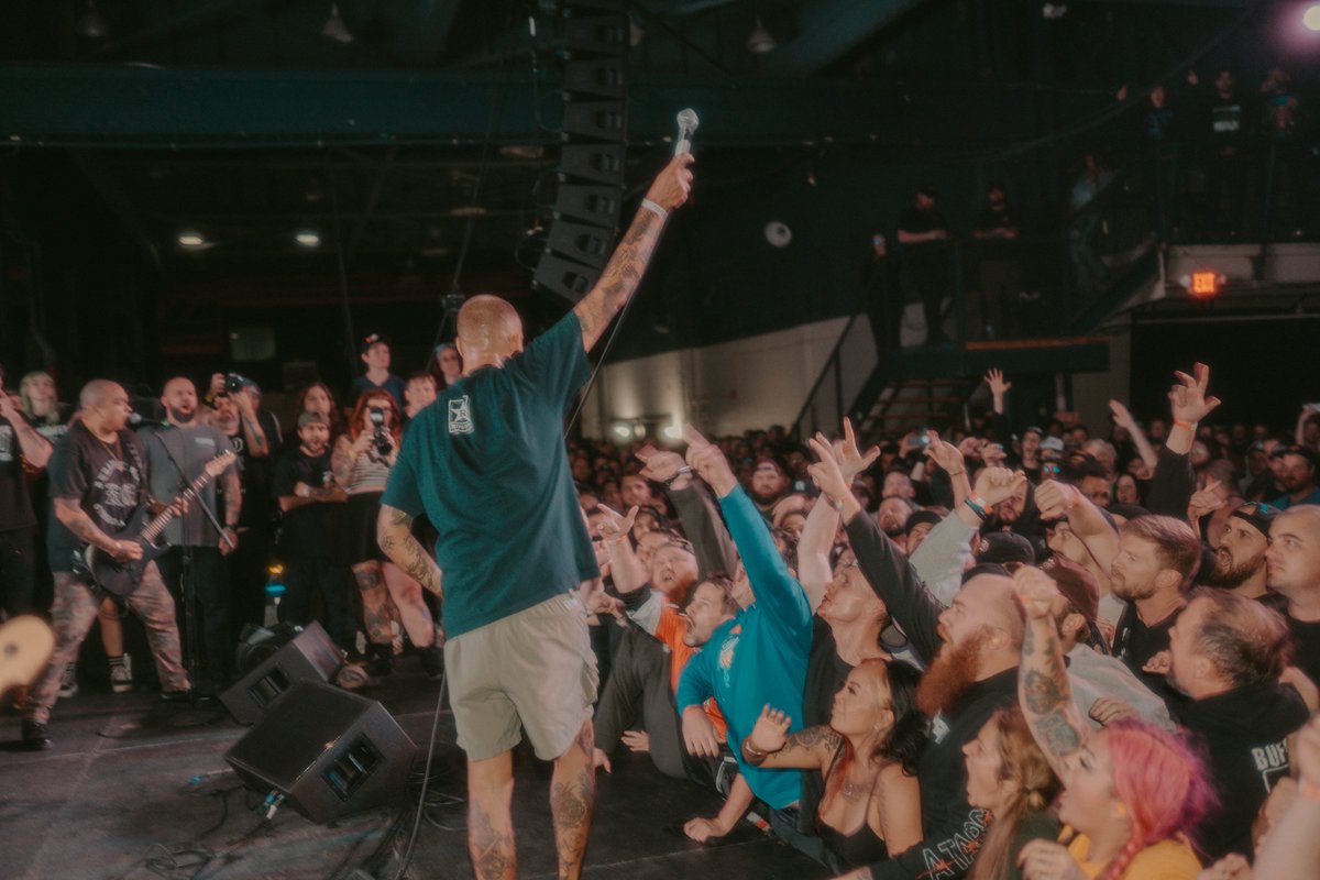 Revolvermag's tweet image. 💀 COLD AS LIFE's bonkers reunion went down over the weekend in Detroit. TERROR, MADBALL, MINDFORCE, NEVER ENDING GAME and more were there to make it a hardcore festival. 

📷 See badass photos from the wild show revolvermag.com/music/cold-lif…