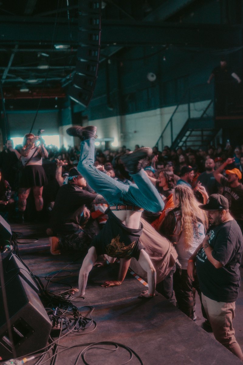 Revolvermag's tweet image. 💀 COLD AS LIFE's bonkers reunion went down over the weekend in Detroit. TERROR, MADBALL, MINDFORCE, NEVER ENDING GAME and more were there to make it a hardcore festival. 

📷 See badass photos from the wild show revolvermag.com/music/cold-lif…