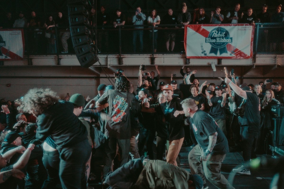 Revolvermag's tweet image. 💀 COLD AS LIFE's bonkers reunion went down over the weekend in Detroit. TERROR, MADBALL, MINDFORCE, NEVER ENDING GAME and more were there to make it a hardcore festival. 

📷 See badass photos from the wild show revolvermag.com/music/cold-lif…