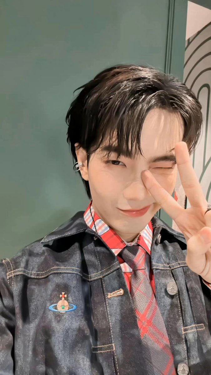 y80020756's tweet photo. My idol is Build & My name is Yu
BUILD YOUR LOVE FOR YOU
#BuildFansSayHello
#BuildJakapan
@JakeB4rever https://t.co/t1AbPnE1fp