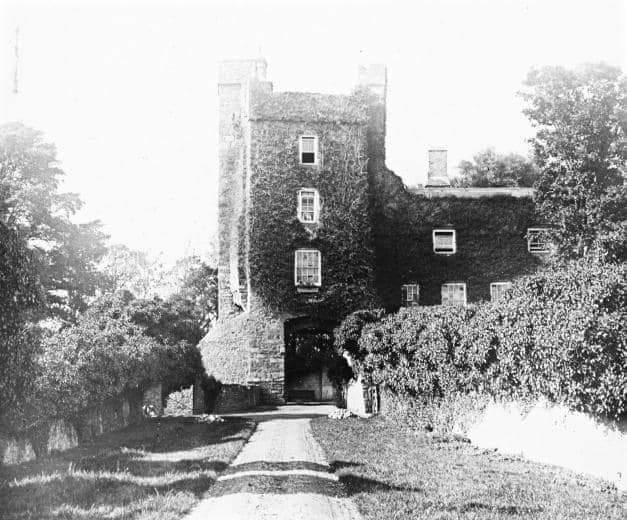 RobLooseCannon's tweet image. As it's spooky season, let's explore some haunted castles in Dublin...
👻 Drimnagh Castle was built approx.1216 by Sir Hugh de Bernival. It is the only remaining castle in Ireland with a flooded Norman moat. The reputedly haunted location boasts a 15th Century great hall &amp;amp; tower