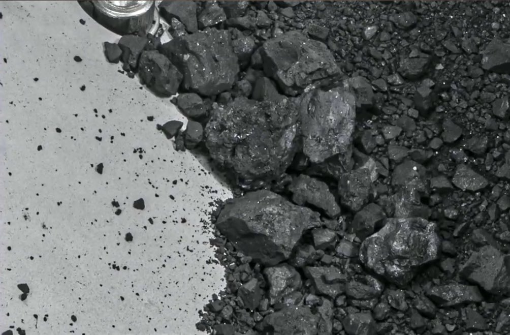 astro_jaz's tweet image. THE OSIRIS-REX SAMPLE HAS BEEN REVEALED!!! 
You are looking at BILLIONS of years of history RIGHT HERE 🪨