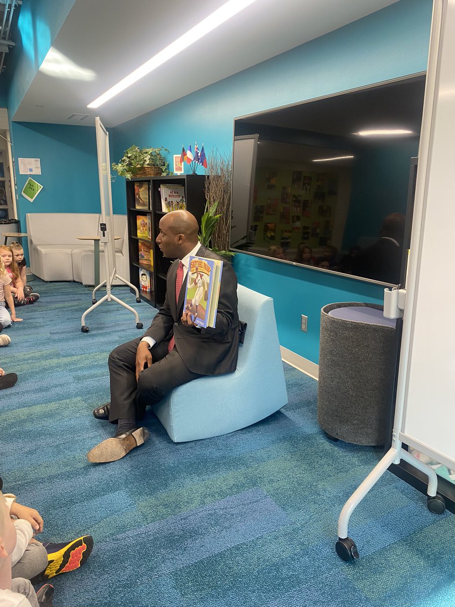 This was year three for @MayorLucasKC to visit Briarcliff Elementary School! Our @BRES_Bears enjoyed listening to the story he read about  Satchel Paige and learning what a mayor does for our city!
#GratefulBearsTour2023 
#NKCChampions #iNspire