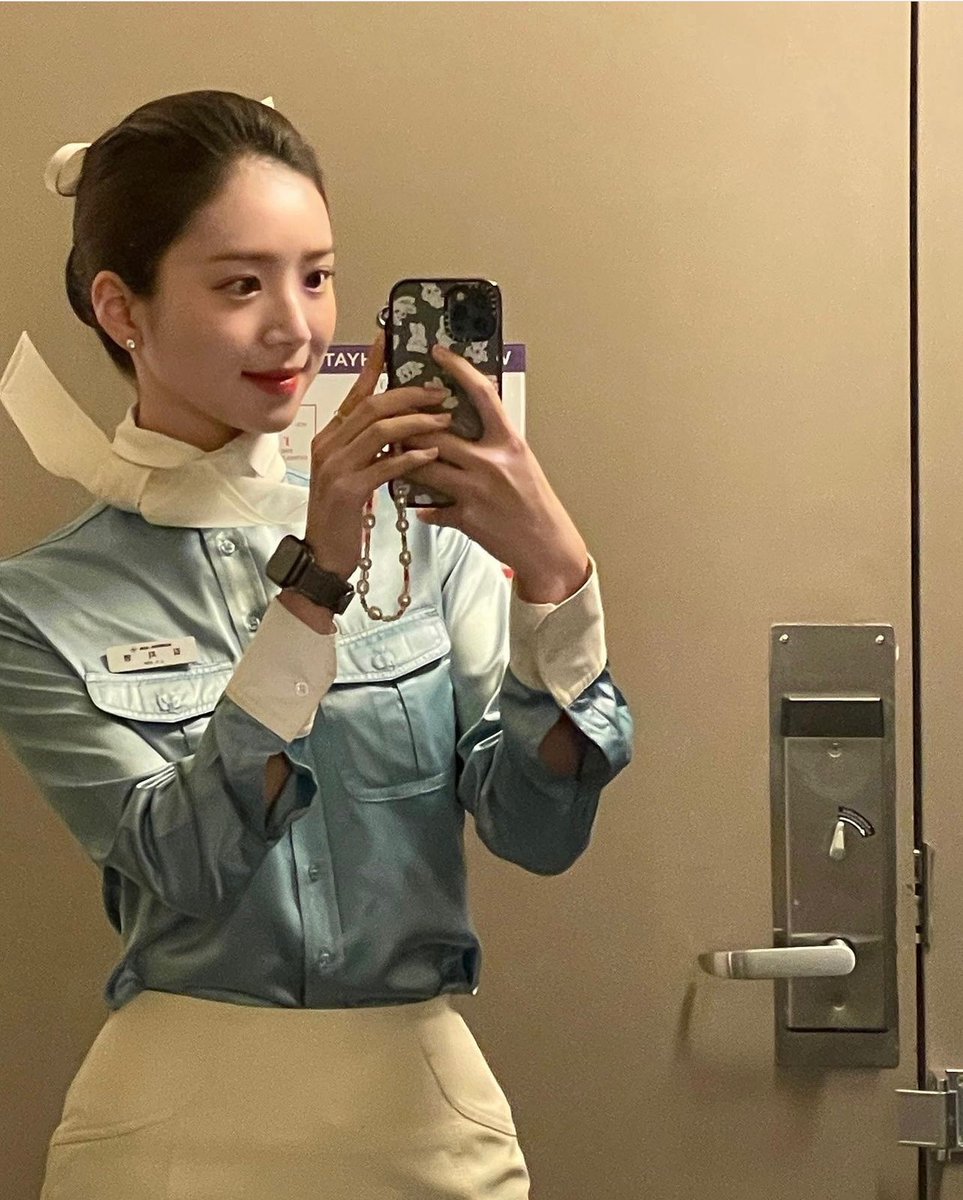 JaneLovewith's tweet photo. JY for Korean Air ✈️ someone misses her previous work 🫠#Heartsignal4 https://t.co/cncYPW066W