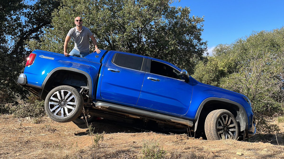blogcarspassion's tweet photo. Condition relativement peu motrice pour tester les capacités de ce Pick-up premium 🔥
Nouveau Volkswagen Amarok cabine 4 places à partir de 53 000€.
Ce modèle d’essai en fintion Aventura et moteur V6 TDI 240 ch/600 Nm vaut 68 000€.
Charge utile jusqu’à 950 kg https://t.co/xrxPg49vxI