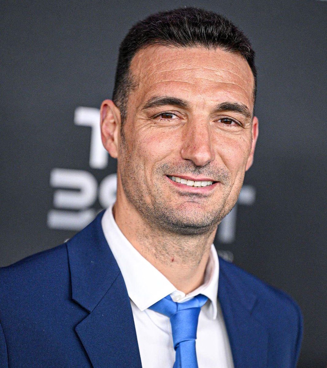 🗣️ Lionel Scaloni en conferencia:

“Boca ha merecido pasar en los partidos que ha jugado. En el global ha sido superior a sus rivales. En el Mundial nosotros pasamos a penales con Holanda y Francia y merecimos ganar antes.

Para el fútbol argentino está bueno que un equipo pueda
