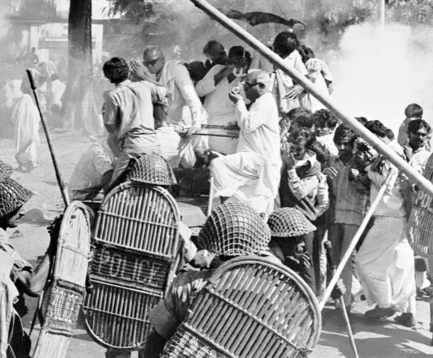 “Salvation will not come from the legislators. Salvation will not come from the military. If there is any salvation, it will come from the people.”

– 𝗝𝗮𝘆𝗮𝗽𝗿𝗮𝗸𝗮𝘀𝗵 𝗡𝗮𝗿𝗮𝘆𝗮𝗻