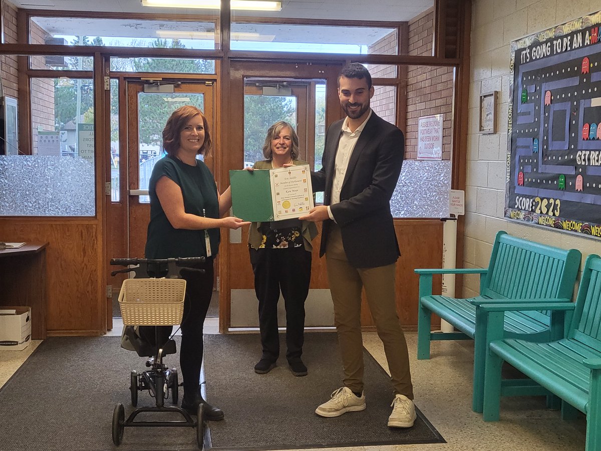 KPDSB_Schools's tweet photo. Congratulations to Valleyview Public School teacher, Kate Mays, who is the recipient of a 2023 Prime Ministerโs Certificate of Achievement! Thank you to @Eric_Melillo for helping us celebrate Kate's award with her students cheering her on! #KPDSBPride https://t.co/MoAxU95h1O