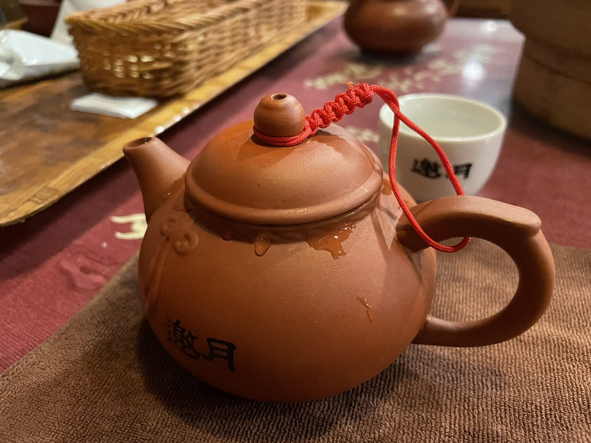NirvanaEmperorX's tweet photo. 舉頭望明月
低頭喝茶葉
年輕人的體力
勉強還算年輕
#pullinganallnighter #tea #Maokong https://t.co/61yB5CwUZH