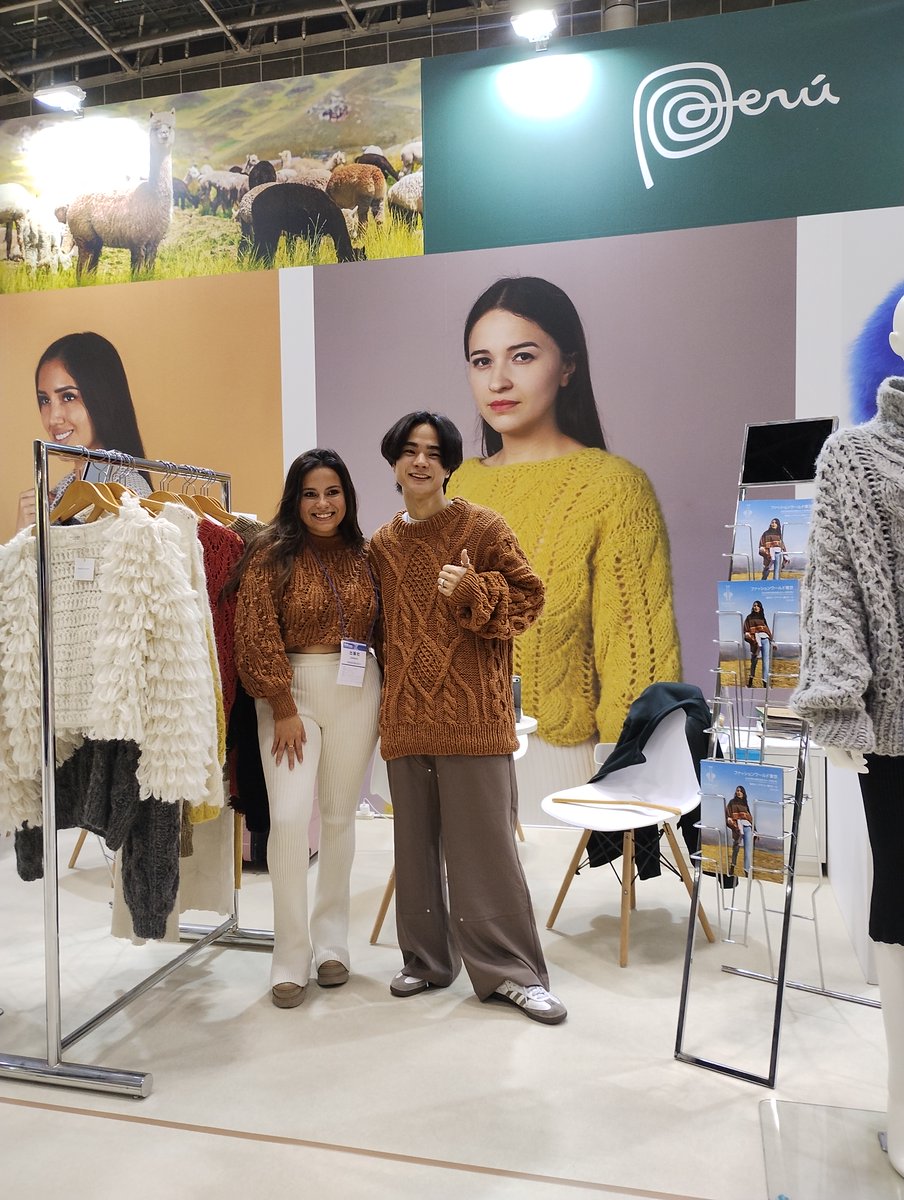 Promperu's tweet image. ¡Las 8 empresas nacionales ofrecen lo mejor de sus productos elaborados con fibra de alpaca, principalmente prendas de vestir 🦙!
#Peru #ProductosPeruanos #ModaPeruana