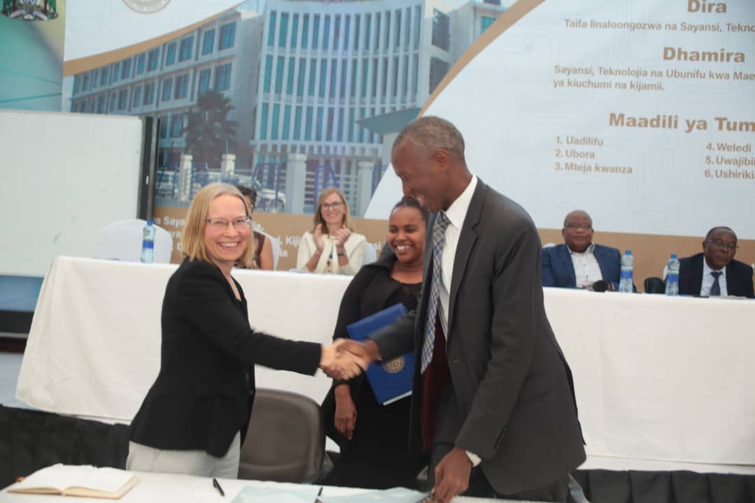 Mkurugenzi Mkuu wa Tume Dkt. Amos Nungu na Mkurugenzi Msaidizi Kitengo cha  Elimu ya Juu na Utafiti  Bi. Solbjorg Sjoveian kutoka <a href="/noradno/">Norad</a> 🇳🇴 wakisaini makubaliano ya ushirikiano kwenye hafla ya uzinduzi wa Programu ya Utafiti kuhusu Mabadiliko ya Tabianchi  Oktoba 11, 2023.