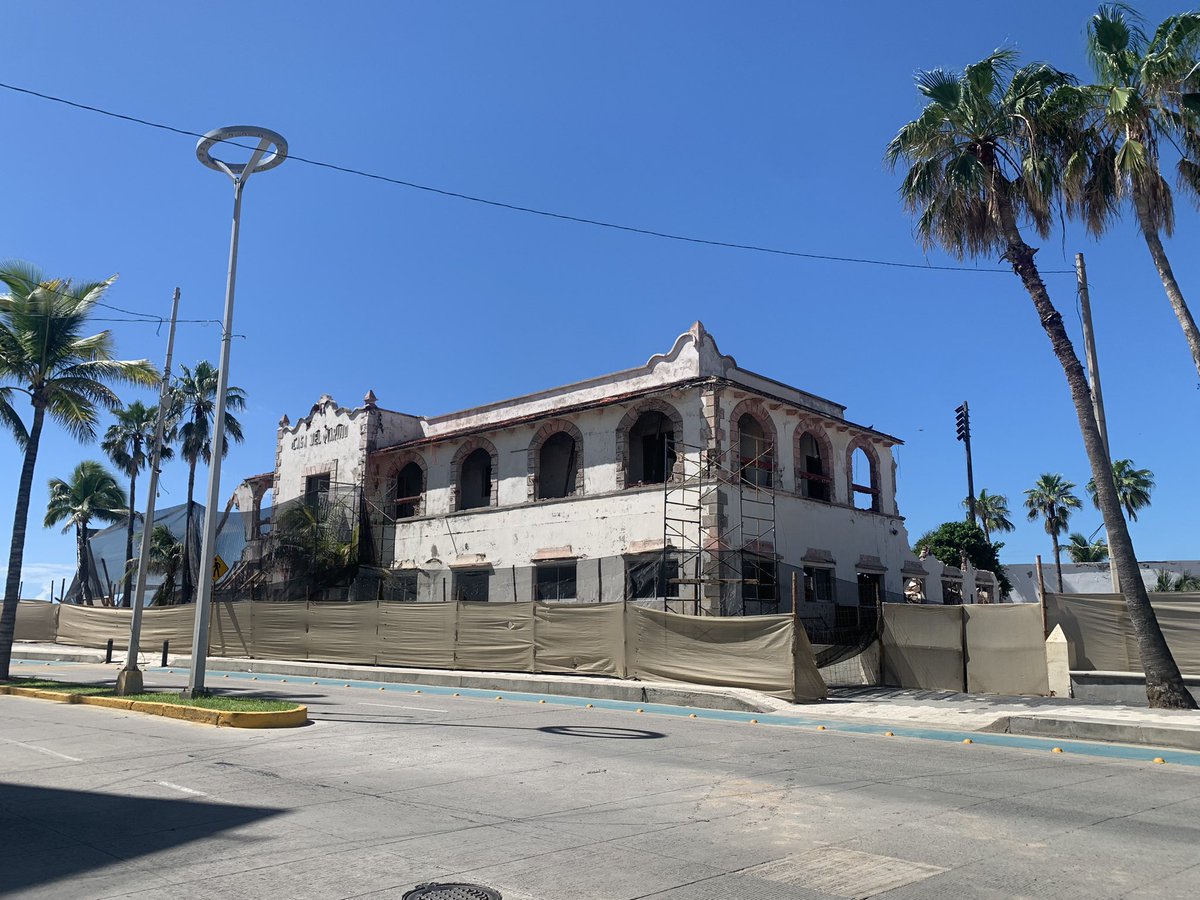 TonoOphiuchus's tweet photo. Con maquinaria pesada se demuele la “Casa del Marino en Mazatlán, Sinaloa.” ¿Así se interviene el patrimonio y la memoria de los Mazatlecos? @INAHmx @SEDATU_mx @AytodeMzt @PC_Sinaloa https://t.co/LisknaHEvZ