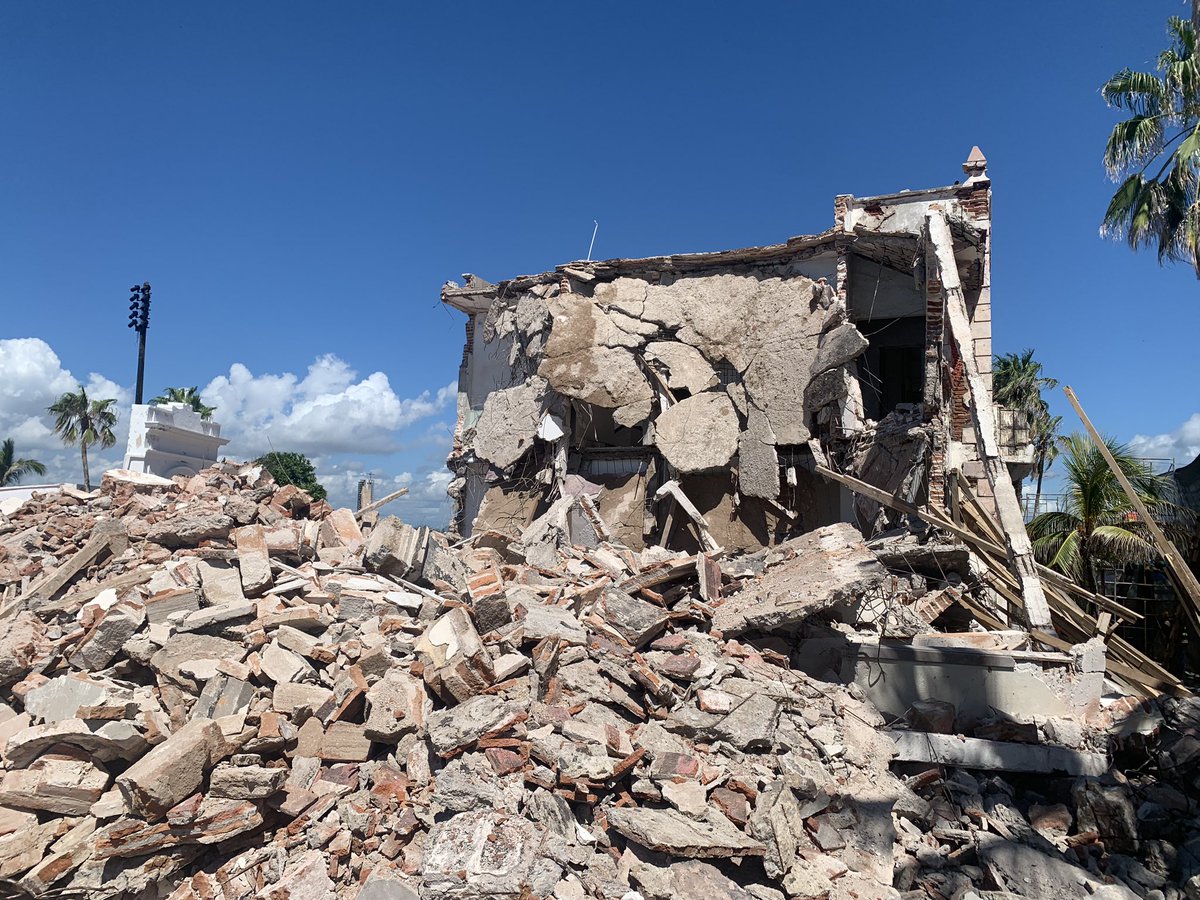 TonoOphiuchus's tweet photo. Con maquinaria pesada se demuele la “Casa del Marino en Mazatlán, Sinaloa.” ¿Así se interviene el patrimonio y la memoria de los Mazatlecos? @INAHmx @SEDATU_mx @AytodeMzt @PC_Sinaloa https://t.co/LisknaHEvZ