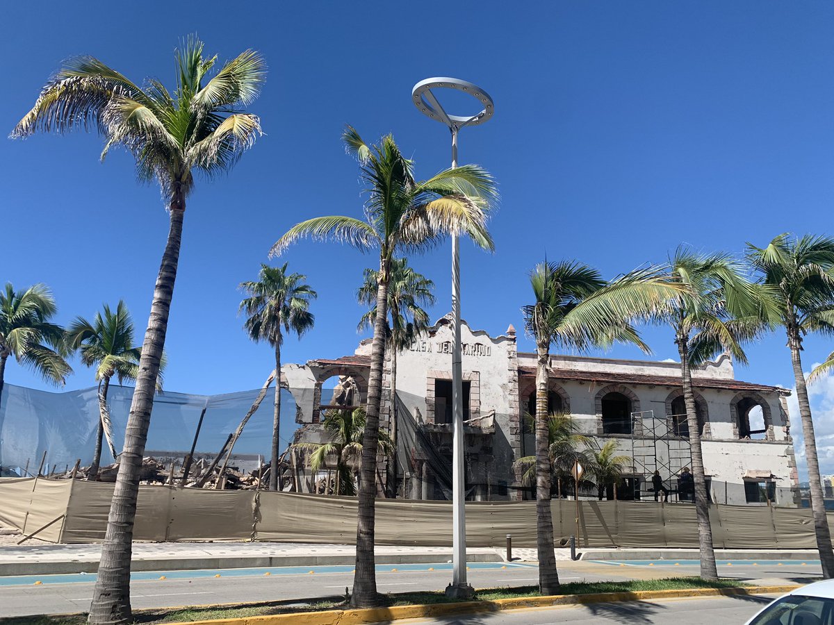 TonoOphiuchus's tweet photo. Con maquinaria pesada se demuele la “Casa del Marino en Mazatlán, Sinaloa.” ¿Así se interviene el patrimonio y la memoria de los Mazatlecos? @INAHmx @SEDATU_mx @AytodeMzt @PC_Sinaloa https://t.co/LisknaHEvZ